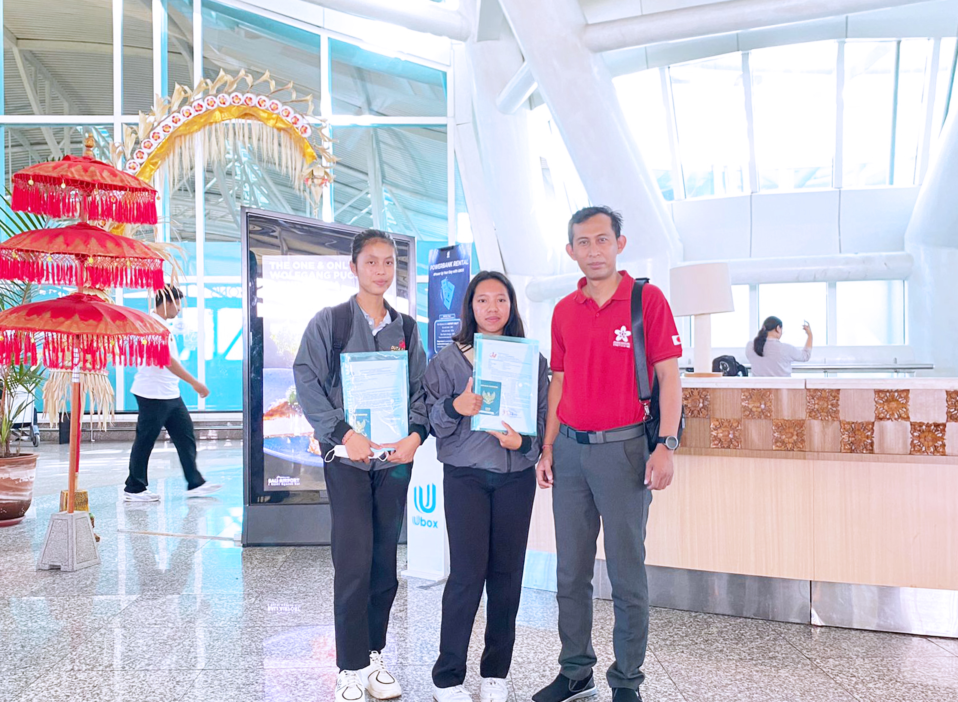 Keberangkatan Tira dan Listiya