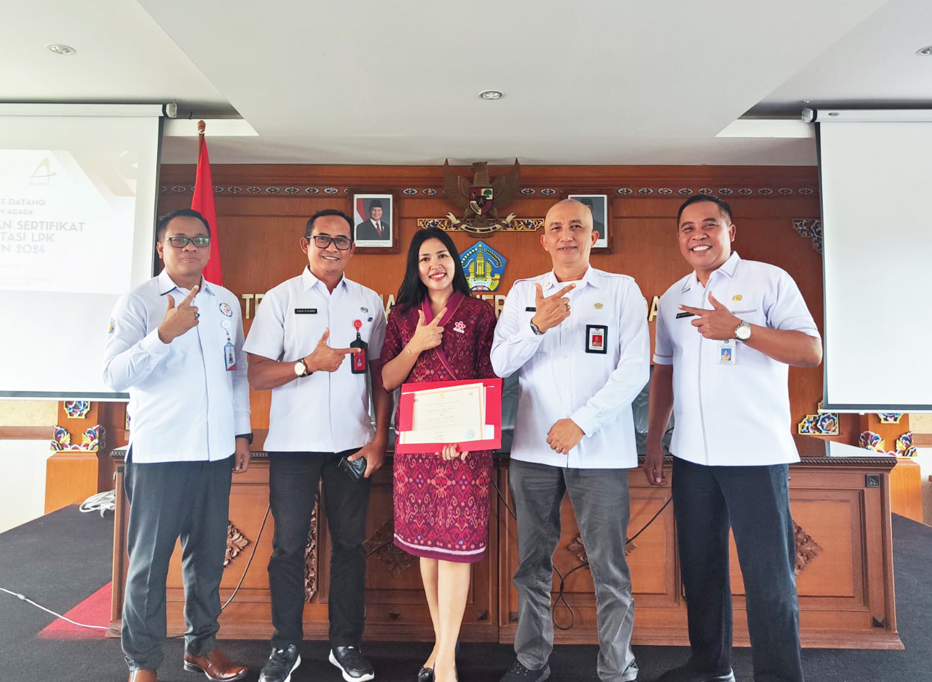 Penyerahan Sertifikat Akreditasi