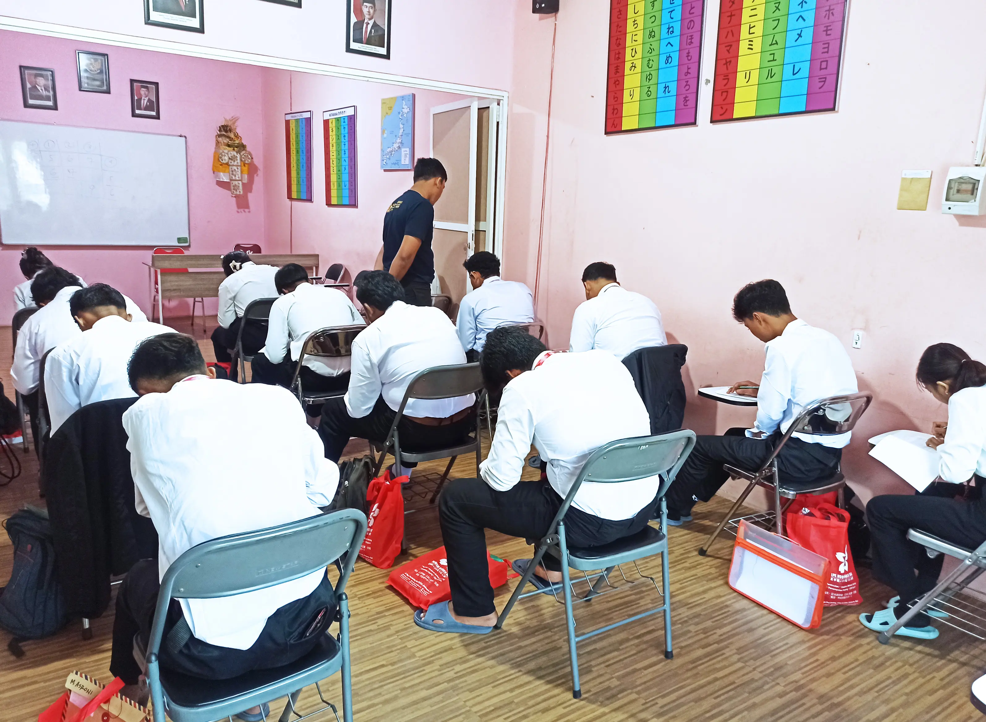 Foto kegiatan bersama siswa dan staff LPK Hoshi Gakuen Bali