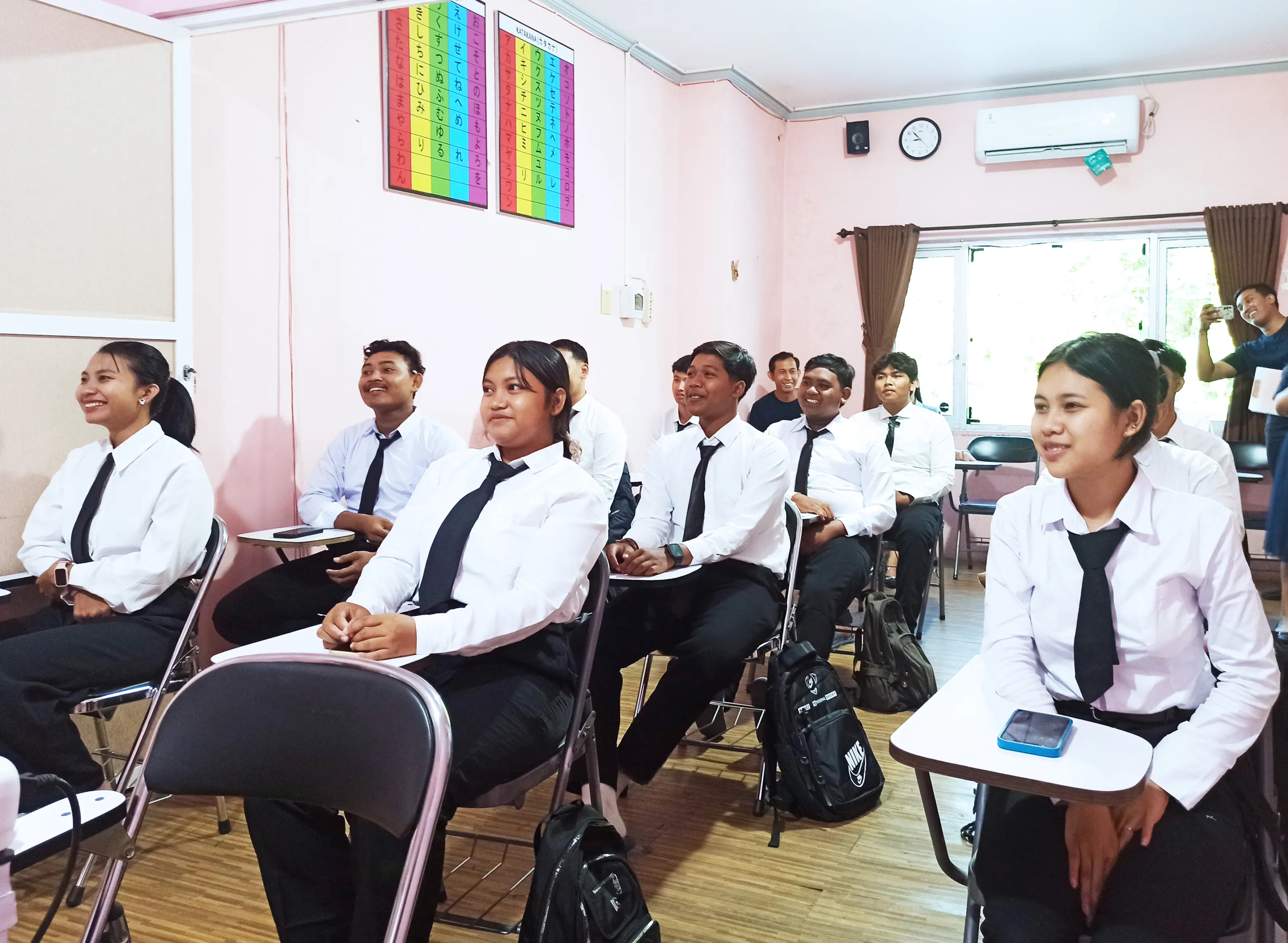 Foto kegiatan bersama siswa dan staff LPK Hoshi Gakuen Bali