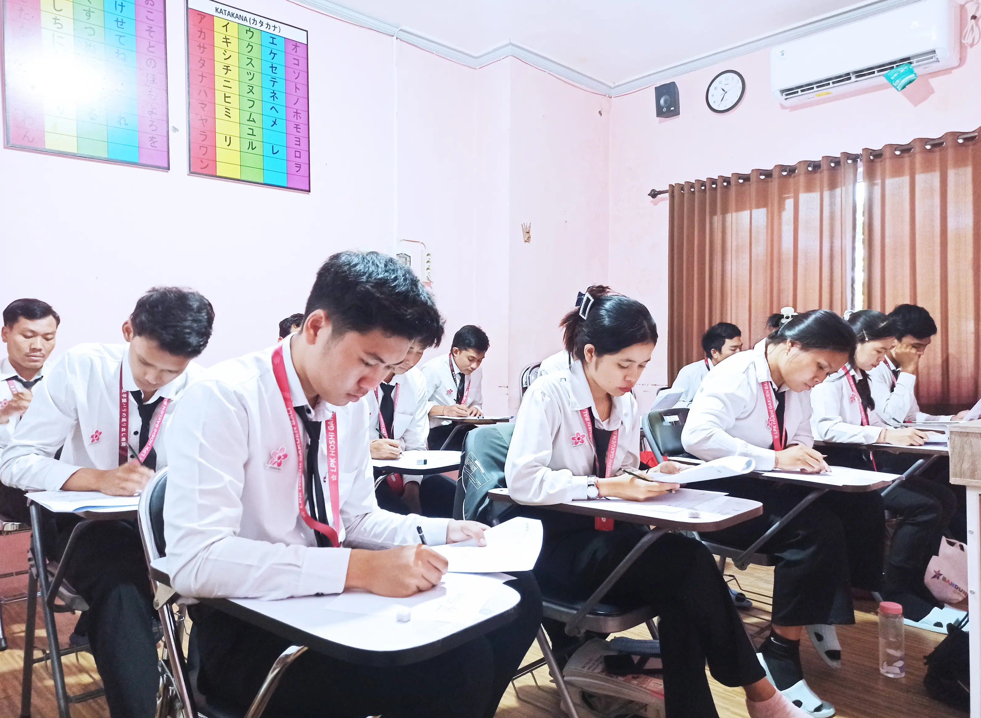 Foto kegiatan bersama siswa dan staff LPK Hoshi Gakuen Bali