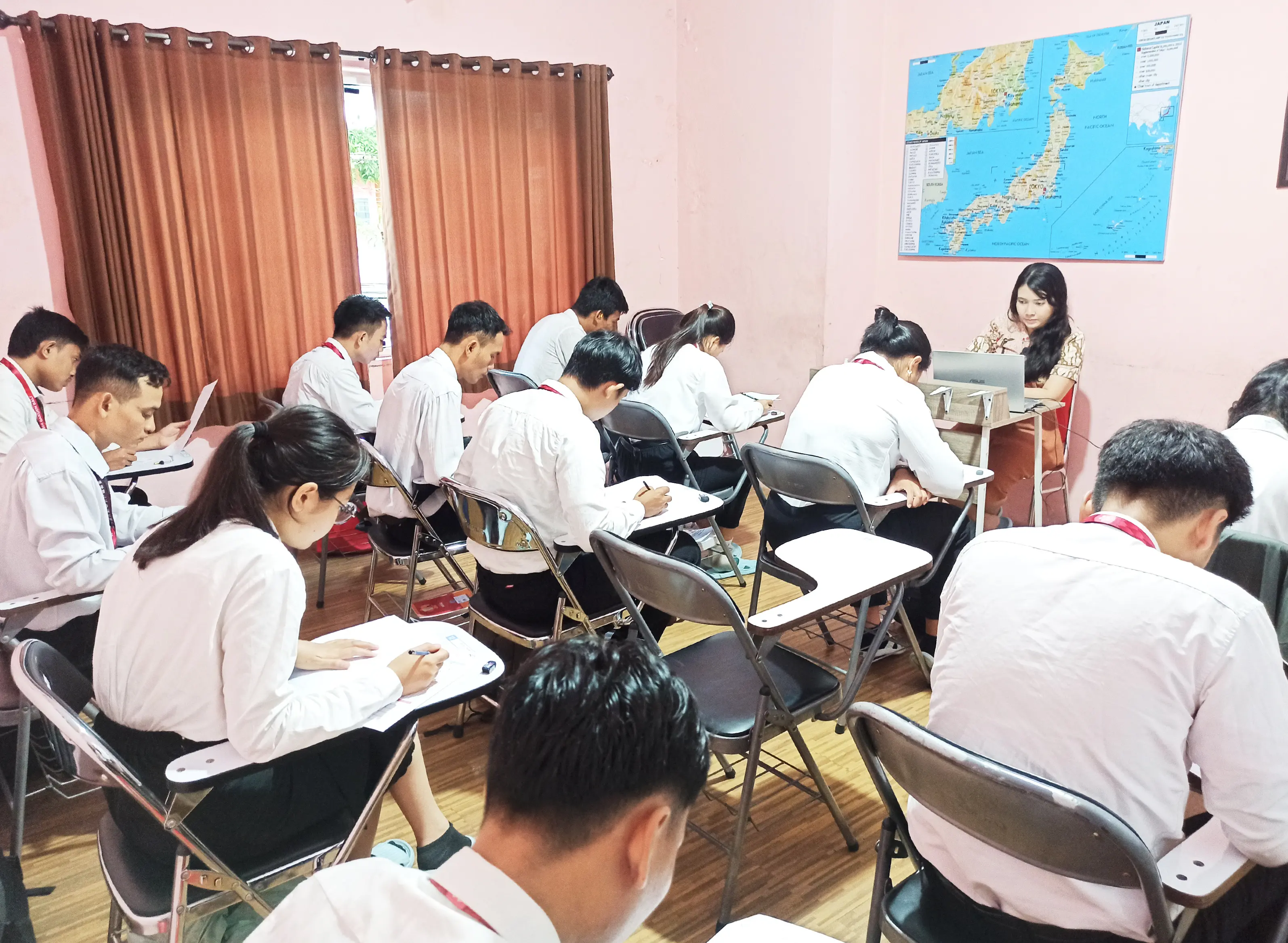 Foto kegiatan bersama siswa dan staff LPK Hoshi Gakuen Bali