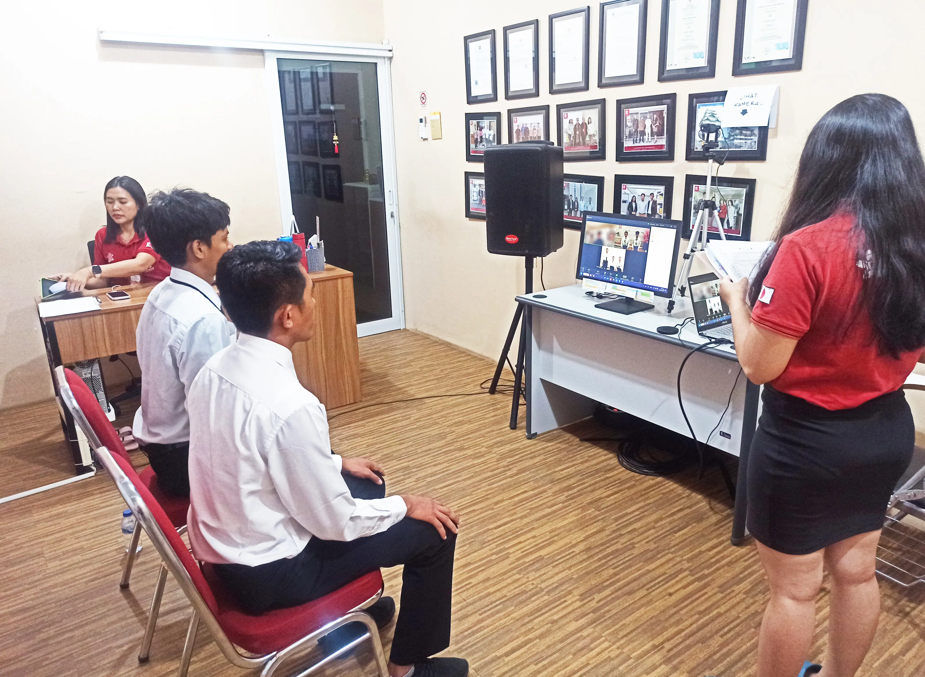 Foto kegiatan bersama siswa dan staff LPK Hoshi Gakuen Bali