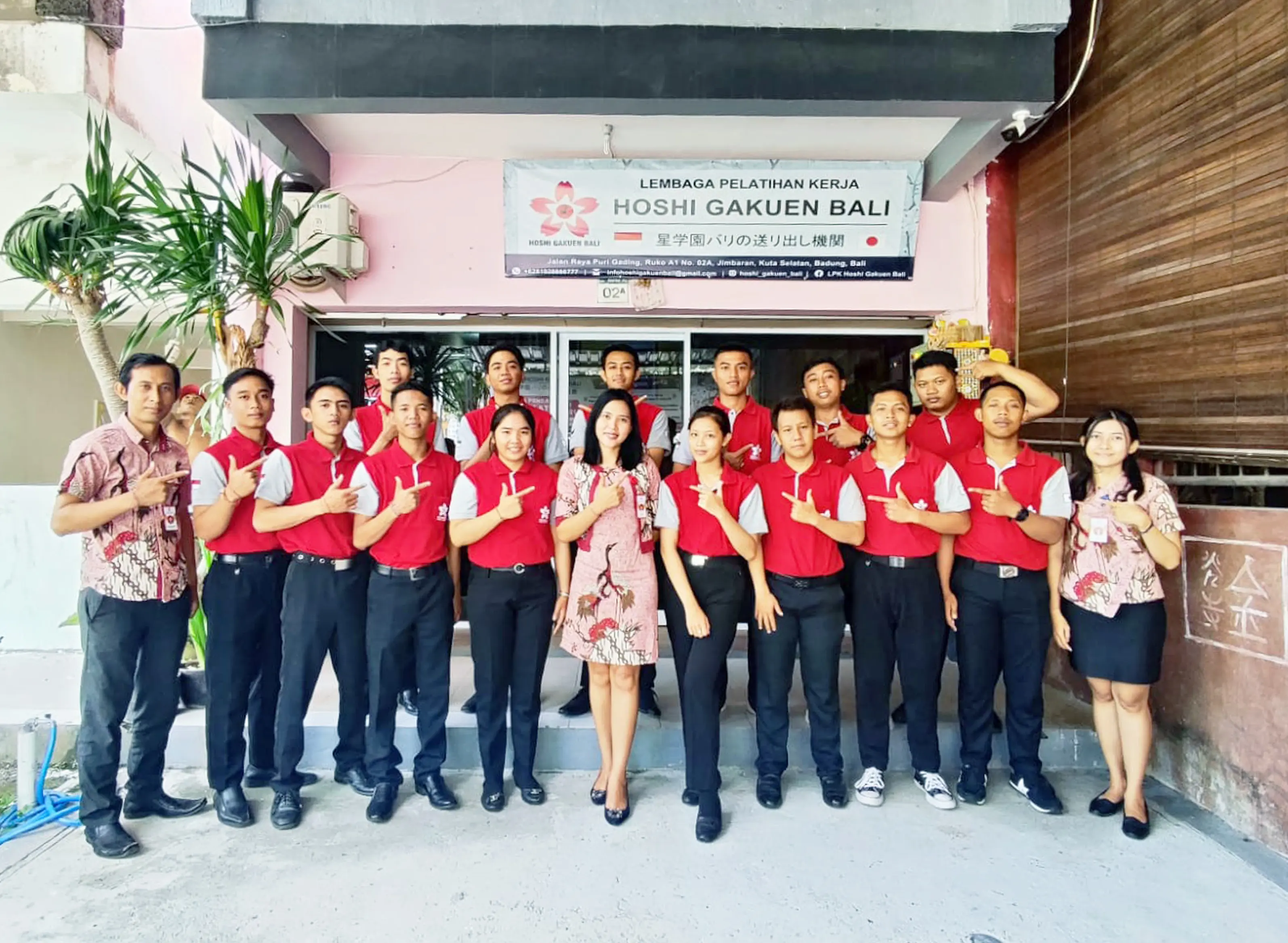 Foto kegiatan bersama siswa dan staff LPK Hoshi Gakuen Bali